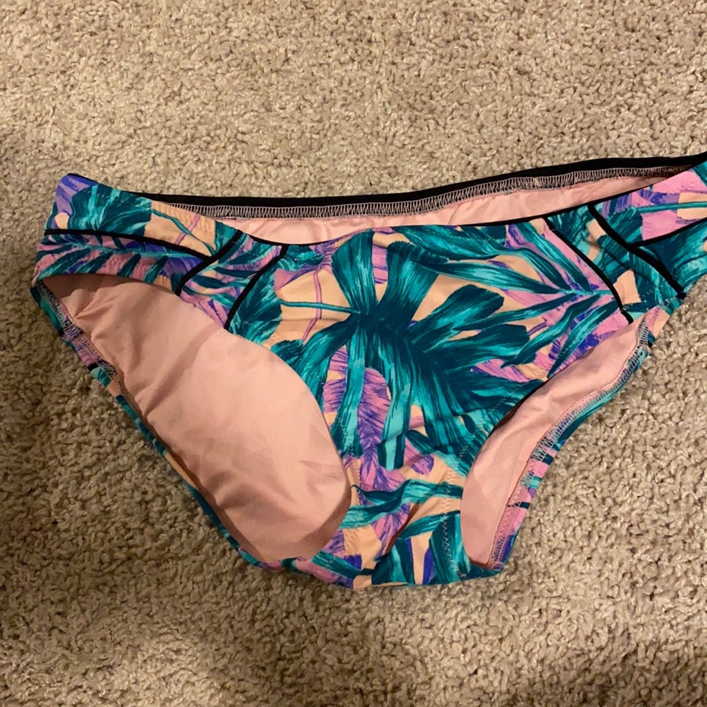 Large bottom and size 38d top